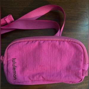 Lululemon Mini Belt Bag SNCP/RDMR Sonic Pink/Red Merlot magenta hot pink fanny